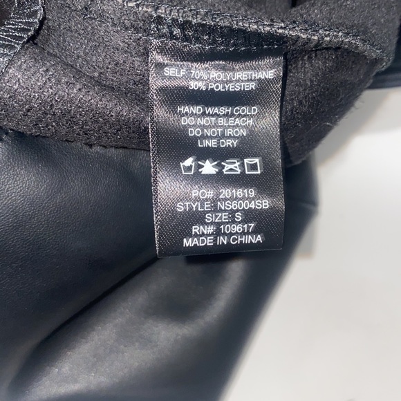 Mini black faux leather skirt with soft lining and side pleating. - Picture 5 of 5